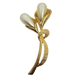 VINTAGE MID CENTURY GOLDTONE & FAUX DROP PEARL CALLA LILY FLOWER BROOCH